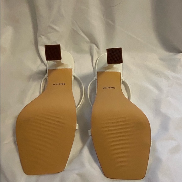 White sandals size 7 never worn - Picture 2 of 2